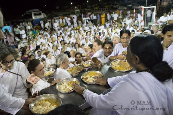 Porqué Amma siempre quiere servir la comida