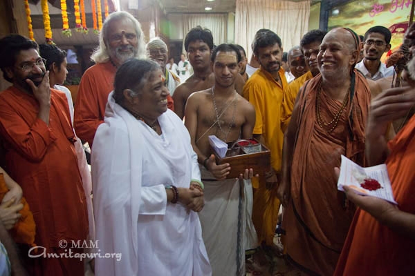 Una visita de Sankaracharya a Amritapuri rompió muchas barreras y normas rígidas