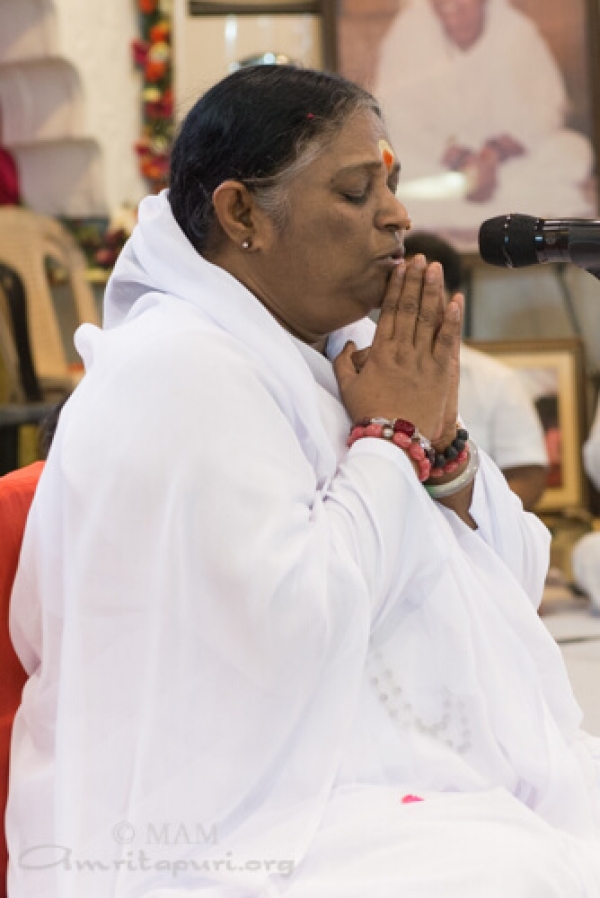 Amma ayuda en la tragedia del templo