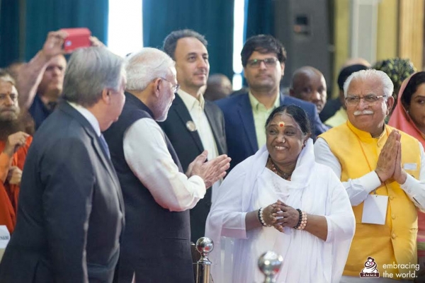 El Primer Ministro rinde homenaje a Amma por contribuir a la Campaña Limpiemos India