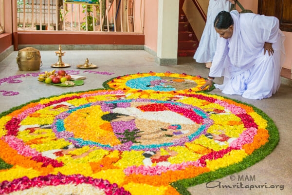 Celebración de Onam – pookkalam, sadya, tug-of-war y programas culturales