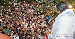 Este mundo es un jardín inestimable: Amma en Bangalore