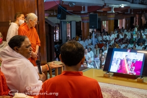 Amma bendice a nuevos Sannyasins de Patanjali Yogapeeth