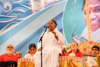 El mundo necesita manos para servir desinteresadamente, dice Mata Amritanandamayi en la celebración de su 62 cumpleaños