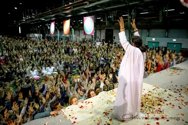 Primero fundirse en el amor, después moldearse en el conocimiento. Amma en Munich.