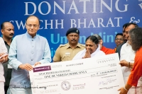 Mata Amritanandamayi (Amma) ha anunciado la donación de 28 millones de euros para el proyecto de construcción de aseos en toda la India.