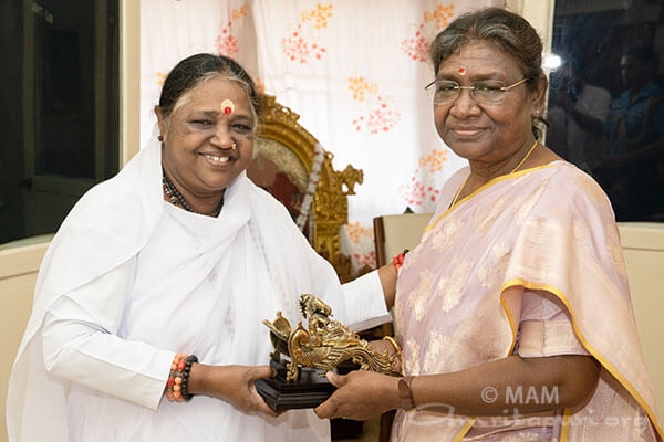 La presidenta india Droupadi Murmu visita a Amma