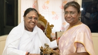 L&#039;honorable presidenta de l&#039;Índia, Droupadi Murmu, visita Amma