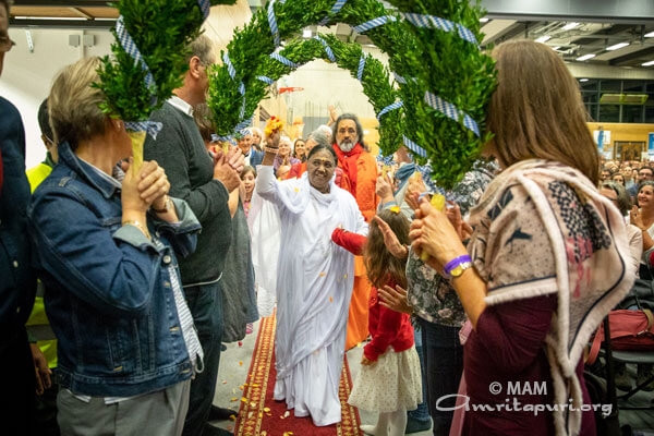 Amma, auténtica portadora de la antorcha de valores de la civilización india