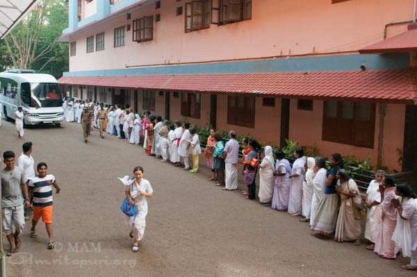 Amma de regreso en Amritapuri. Darshan desde  el 2 de diciembre